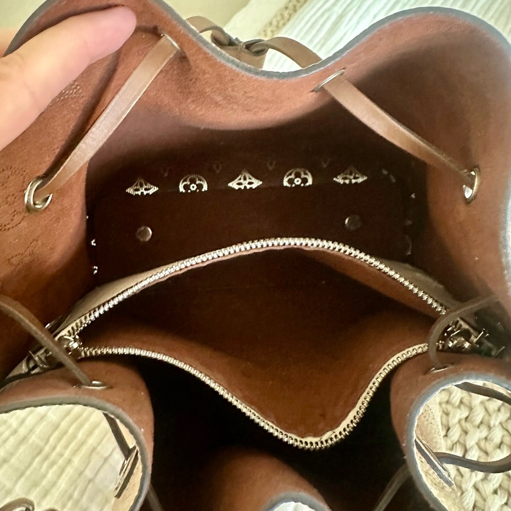 AUTHENTIC Louis Vuitton Muria Cream Women's Leather Bag on LV website for $5000 - Picture 6 of 12